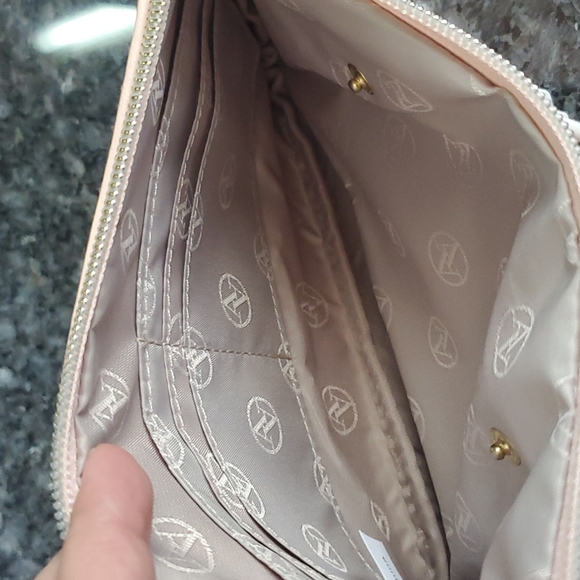 NWT ADRIENNE VITTADINI charging wristlet - Picture 3 of 5